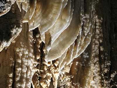 Grotta del Vento cortine nella Sala del Ciondolo