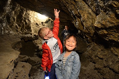 Grotta del Vento - Bambini nella Galleria Intermedia