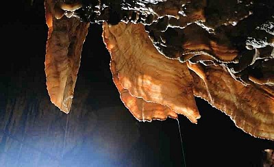 Grotta del Vento - cortine nella Sala del Ciondolo